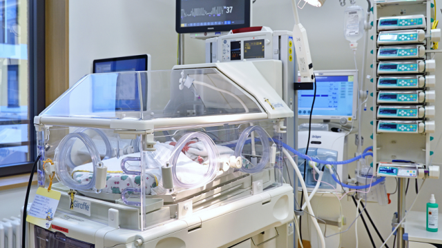 Blick auf Inkubator mit Kleinkind in Klinikzimmer