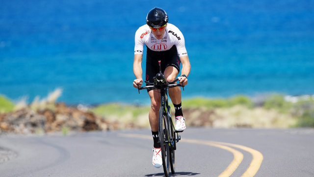 Triathlet Robin Schneider fährt mit dem Fahrrad durch Kailua, Hawaii