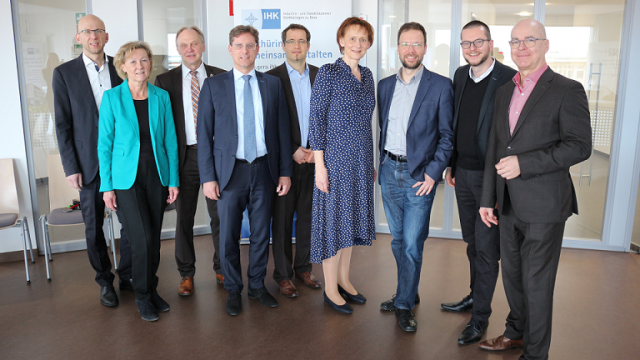 Group picture of representatives from politics and business of the Chamber of Commerce and Industry Eastthuringia on Gera in the Micro-Hybrid