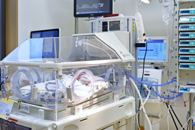 Blick auf Inkubator mit Kleinkind in Klinikzimmer