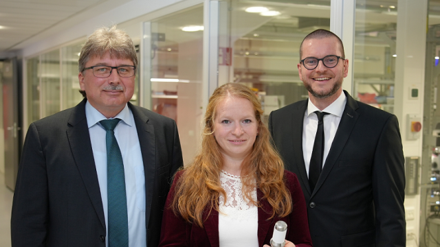 Employees from the research department and CEO Dr. Knuth Baumgaertel in the production area.