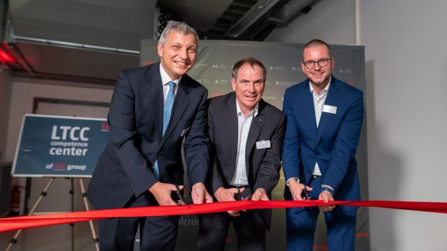 3 Männer durchschneiden das rote Band zur Eröffnung des neuen LTCC Competence Centers in Langewiesen Ilmenau