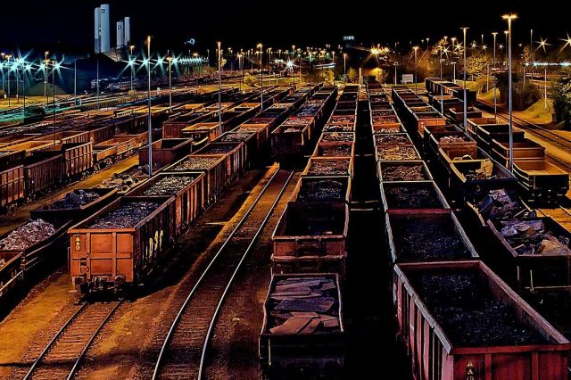 Blick auf einen Güterbahnhof bei Nacht