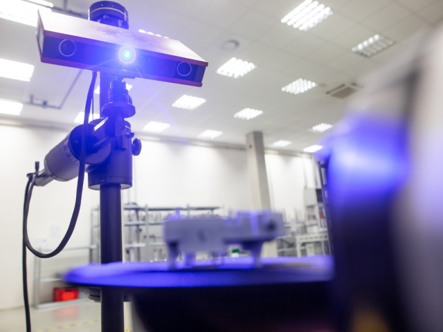 Laser Scanner scannt eine elektronische Baugruppe