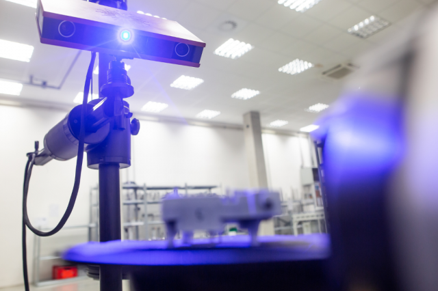 Laser Scanner scannt eine elektronische Baugruppe