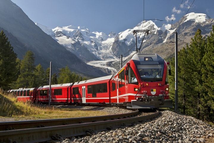 Swiss train crosses the Alps Train passing through curve in mountain region Curve detection