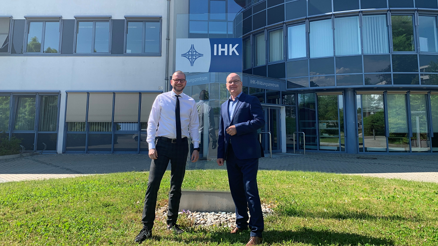 Dr. Baumgärtel und Peter Höhe stehen vor dem IHK-Gebäude der IHK Ostthüringen in Gera